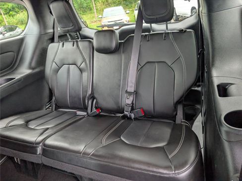 Used 2024 Chrysler Pacifica Limited FWD image 16
