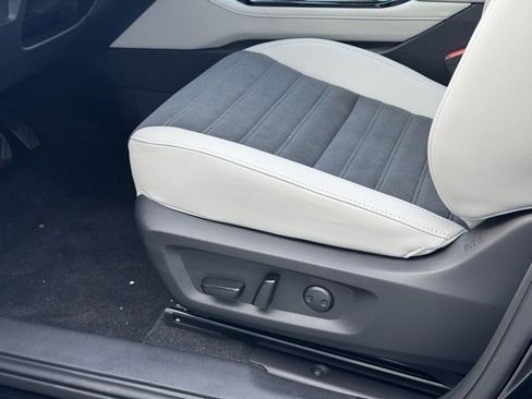 New 2025 Mitsubishi Outlander SE image 19