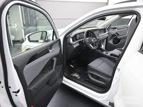 New 2026 Volkswagen Tiguan SE FWD image 38