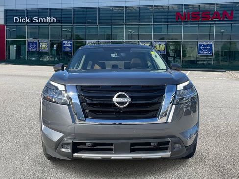 Used 2024 Nissan Pathfinder Platinum image 2