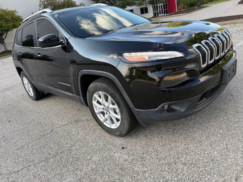 Used 2018 Jeep Cherokee Latitude w/ Safety Group AWD/4WD image 3