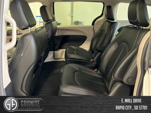 Used 2024 Chrysler Pacifica Limited FWD image 26