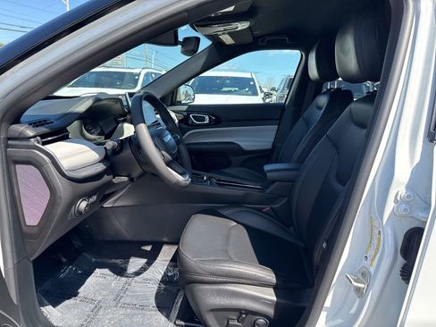 Used 2025 Jeep Compass Limited image 16