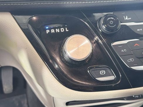 Used 2024 Chrysler Pacifica Limited FWD image 19