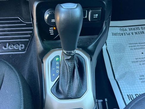 Used 2015 Jeep Renegade Latitude w/ Popular Equipment Group image 31