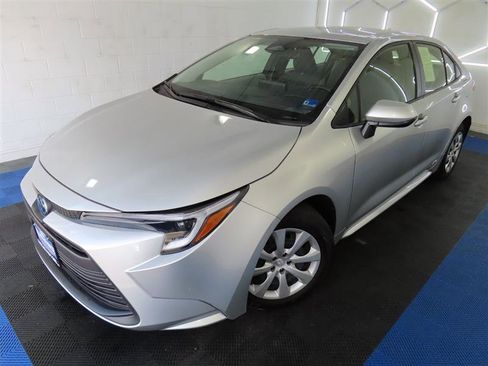 Used 2025 Toyota Corolla LE image 4