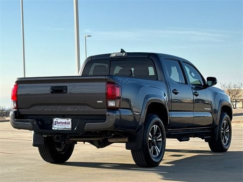 Used 2018 Toyota Tacoma TRD Sport w/ Technology Package image 8