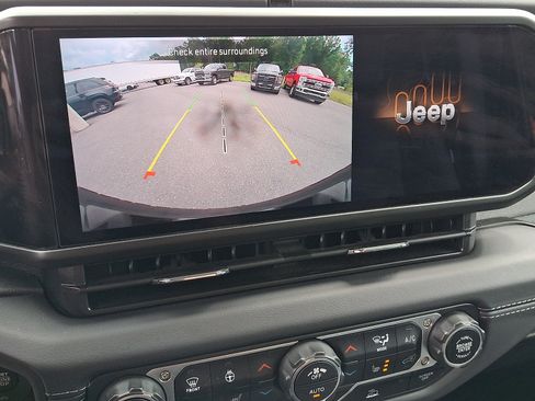 Used 2025 Jeep Wrangler Unlimited Sahara AWD/4WD image 18