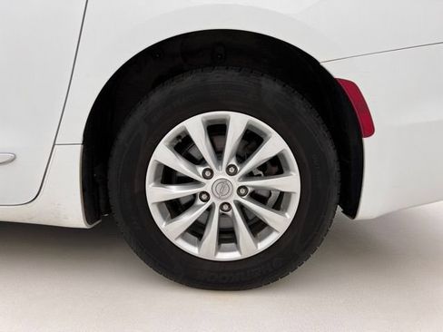 Used 2018 Chrysler Pacifica Touring-L w/ Premium Audio Group FWD image 30
