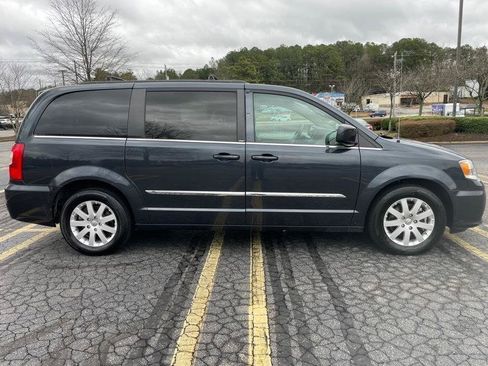 Used 2014 Chrysler Town & Country Touring FWD image 6