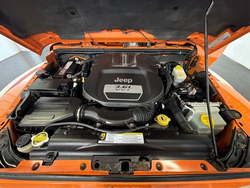 Used 2012 Jeep Wrangler Unlimited Sahara AWD/4WD image 11