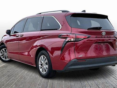 Used 2022 Toyota Sienna XLE image 6