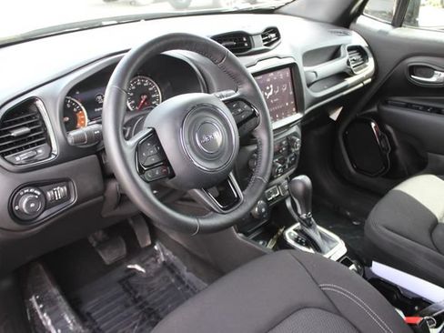 Used 2022 Jeep Renegade Altitude w/ Convenience Group AWD/4WD image 3