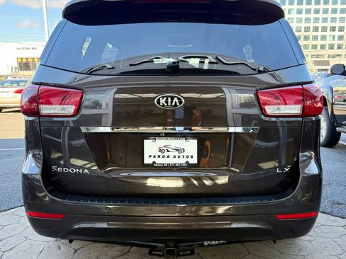 Used 2017 Kia Sedona LX w/ LX Essentials Premium Package image 6