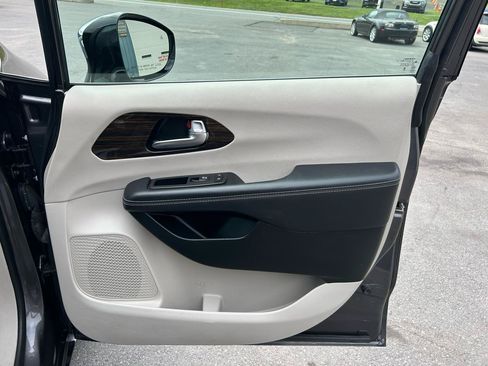 Used 2023 Chrysler Pacifica Limited FWD image 19