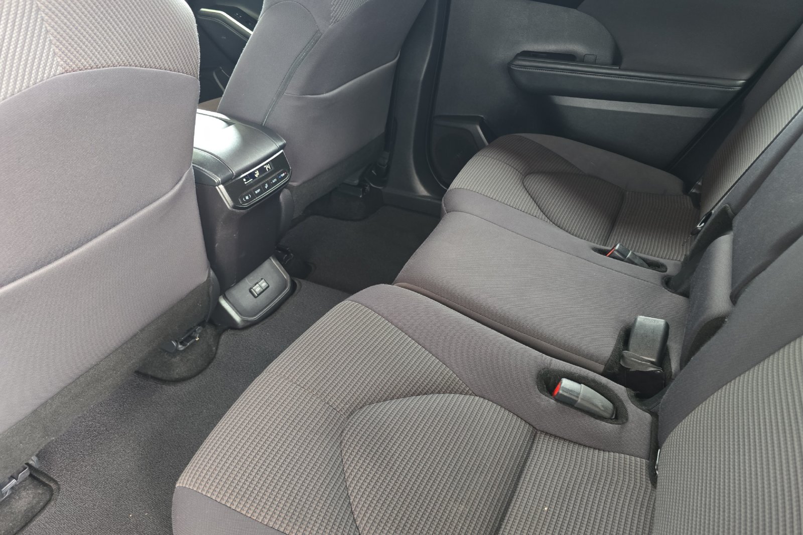 Used 2025 Toyota Highlander LE AWD/4WD image 12