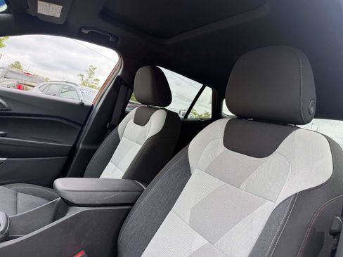 Certified 2024 Chevrolet Trax RS w/ Sunroof Package FWD image 8