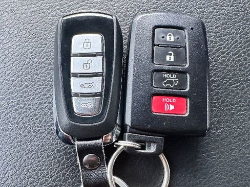 Used 2017 Toyota Highlander XLE image 18