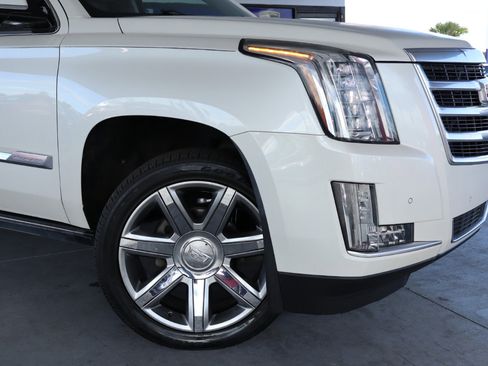 Used 2015 Cadillac Escalade Premium image 4