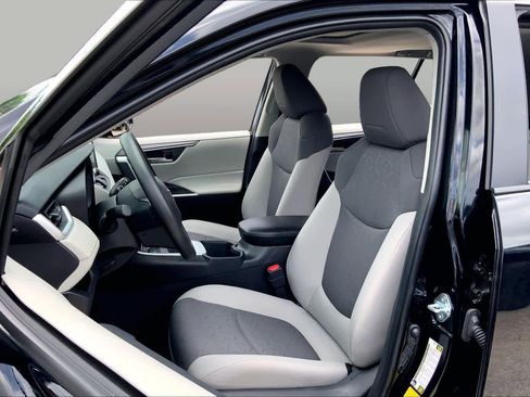 Used 2025 Toyota RAV4 XLE w/ Convenience Package FWD image 8
