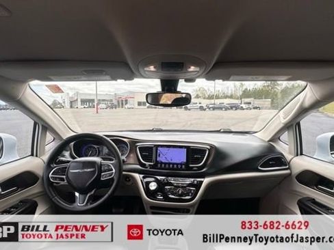 Used 2017 Chrysler Pacifica Touring-L w/ Tire & Wheel Group image 10
