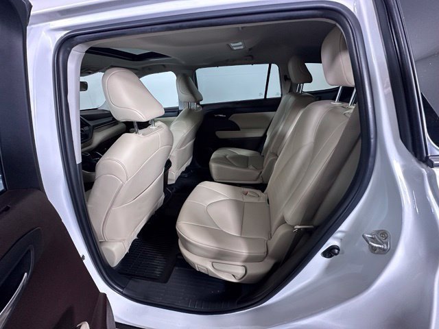 Used 2022 Toyota Highlander XLE AWD/4WD image 22