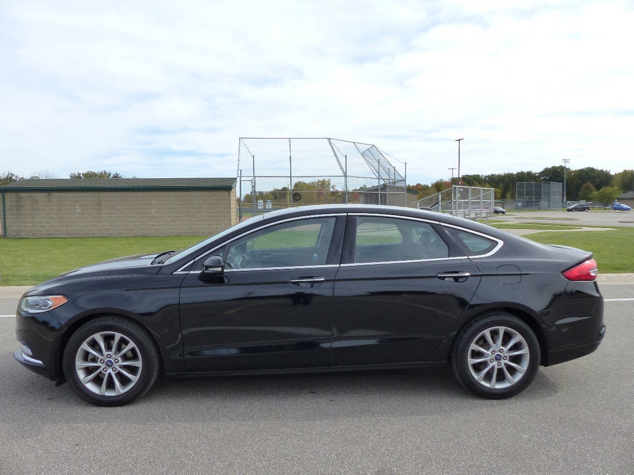 Used 2017 Ford Fusion SE w/ Fusion SE Technology Package FWD image 5