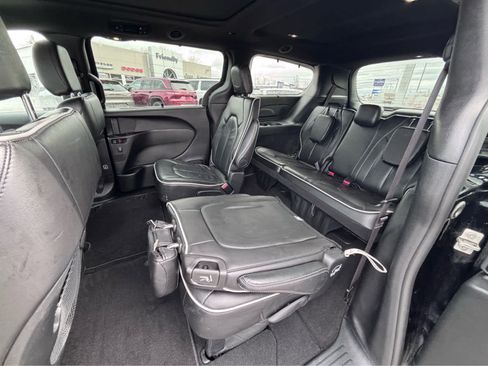 Used 2025 Chrysler Pacifica Limited image 18