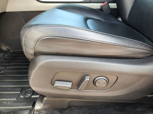 Used 2022 Kia Carnival LX FWD image 22