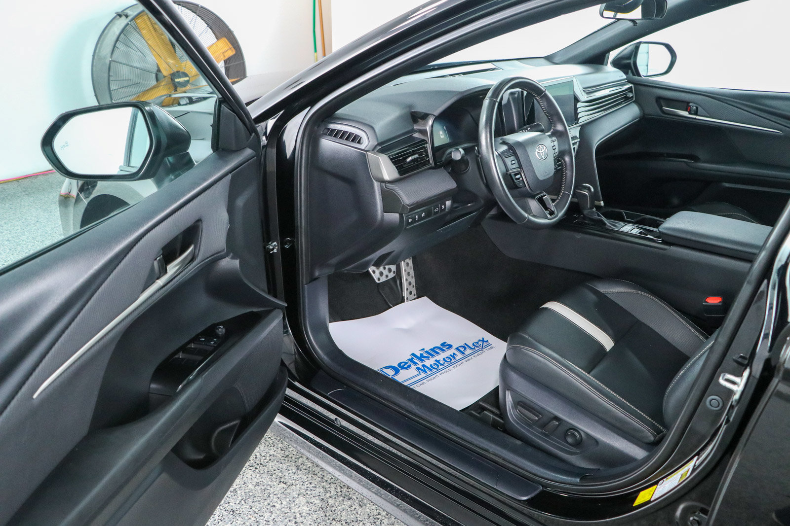 Used 2025 Toyota Camry SE FWD image 3