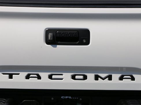 Used 2020 Toyota Tacoma TRD Off-Road w/ TRD Premium Off Road Package AWD/4WD image 5