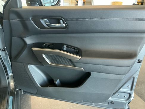 Used 2024 Nissan Pathfinder Platinum FWD image 16