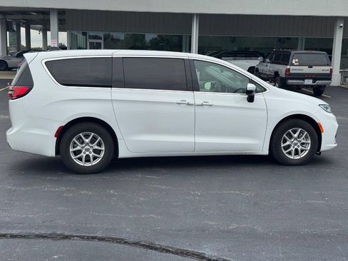 Used 2023 Chrysler Pacifica Touring-L FWD image 2