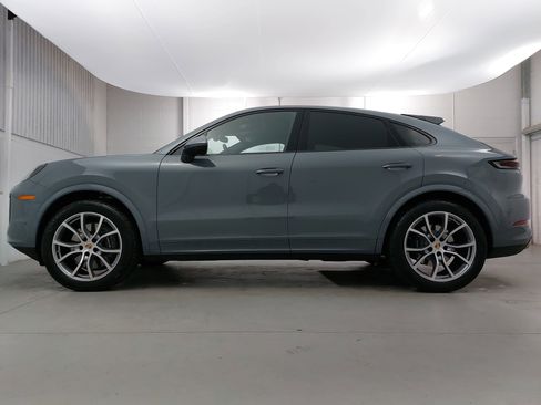 Certified 2025 Porsche Cayenne Coupe image 2
