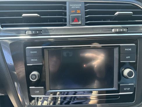 Used 2018 Volkswagen Tiguan S image 23