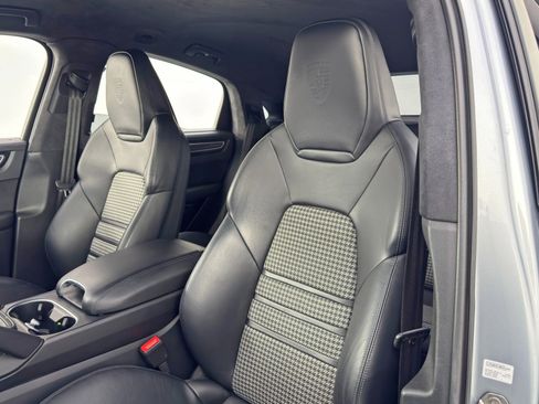 Used 2021 Porsche Cayenne GTS w/ Lightweight Sport Package image 37