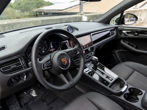 Certified 2025 Porsche Macan image 4