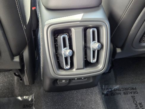 Used 2023 Volvo XC40 B5 Ultimate w/ Climate Package image 11