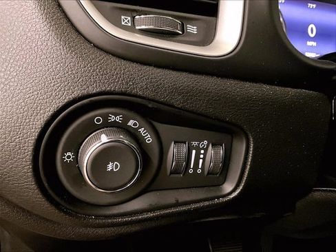 Used 2018 Jeep Renegade Latitude w/ UConnect 8.4 Nav Group AWD/4WD image 30