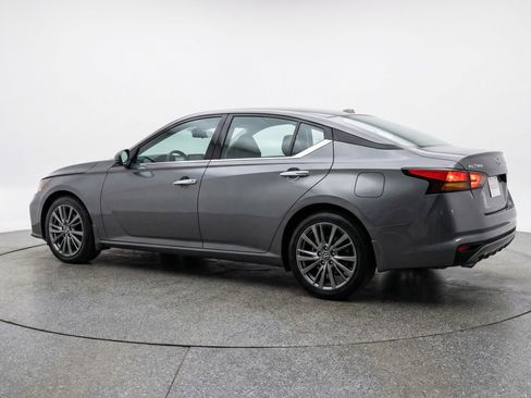 Used 2025 Nissan Altima 2.5 SV FWD image 9