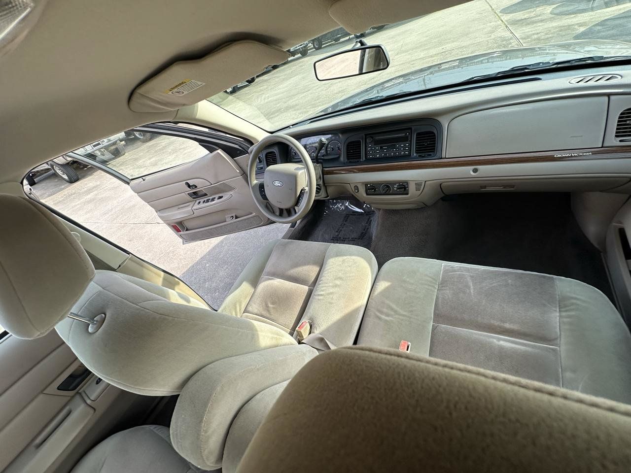 Used 2005 Ford Crown Victoria RWD image 30
