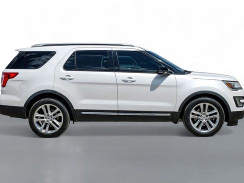 Used 2017 Ford Explorer XLT w/ Equipment Group 202A image 5