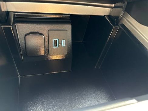 Used 2021 Ford Explorer XLT w/ Equipment Group 202A RWD image 16