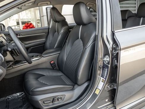 Used 2020 Toyota Camry SE FWD image 12