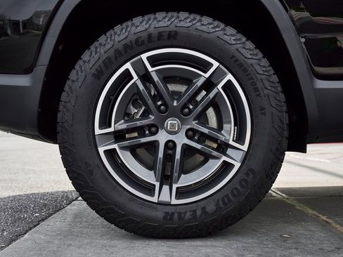 Used 2025 Rivian R1S Adventure image 25