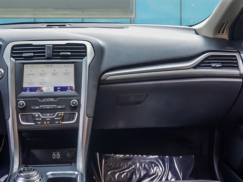 Used 2020 Ford Fusion SE FWD image 18