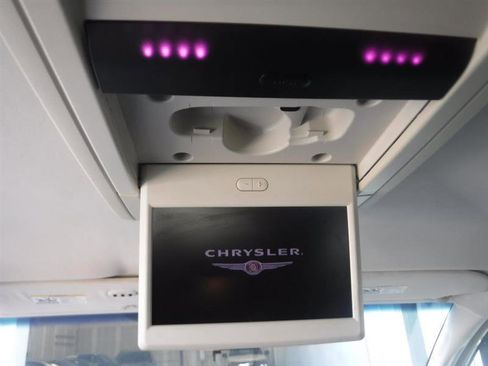 Used 2009 Chrysler Town & Country Touring image 39