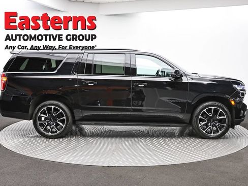 Used 2022 Chevrolet Suburban RST w/ Luxury Package AWD/4WD image 4