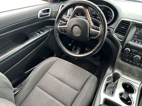 Used 2019 Jeep Grand Cherokee Laredo AWD/4WD image 22