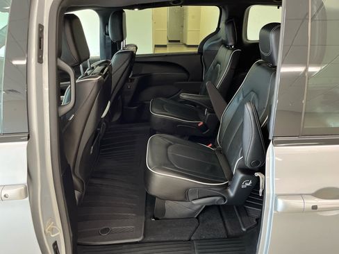 Used 2023 Chrysler Pacifica Limited w/ Uconnect Theater Family Group image 14